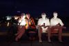 "Absorbed By Light", der er skabt af Gali May Lucas, er et lysværk, der retter fokus mod lyset fra vores skærme, og det nytænkende værk skal minde os om, hvad vi går glip af, når vi er ”opslugt af lyset” fra vores mobiltelefoner. meningen er, at man skal tage plads på bænken og se, hvor man retter blikket hen: ned i telefonen eller ud i verden. Foto: Mikkel Berg Pedersen