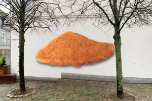 Er en over tre meter lang fiskefilet kunst eller hva'? Allerede før værket er paneret færdigt og hængt op, har debatten skabt store bølger i en dansk havneby. 