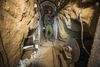 En israelsk soldat inspicerer en af de mange tunneler, som er bygget fra Gaza til Israel. Mandag lød det, at alle kendte tunneler er destrueret.
