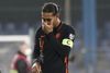 Hollands Virgil van Dijk tager sig til hovedet, efter at kampen mod Montenegro er fløjtet af og Holland har misset stor mulighed for at booke VM-billet. Der er en ny chance på tirsdag. Foto: Stevo Vasiljevic/Reuters