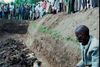 Beboere i landsbyen Gatonde i Rwanda begravede i maj 1995 skeletdele fra ca. 140 ofre for myrderierne året før. Arkivfoto: Greg Marinovich/AP