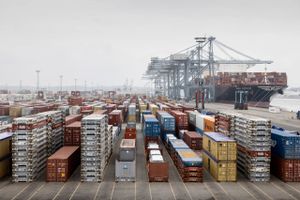 Aarhus Byråd bør revurdere planerne om den storstilede udvidelse af Aarhus Havn på grund af risikoen for uoverskuelige konsekvenser for havmiljøet i Aarhus Bugt.