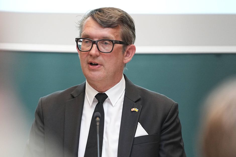 Værnepligten skal udvides, og der skal tilføres adskillige milliarder kroner til Forsvaret over de kommende år. Regeringens længe ventede forsvarsudspil er netop landet.
