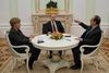 Tysklands kansler, Angela Merkel, og Frankrigs præsident, Francois Hollande, var fredag gæster hos den russiske præsident, Vladimir Putin. Foto: Alexander Zemlianichenko/AP