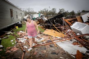 Under orkanen Lauras hærgen er flere døde i sydstaterne Louisiana og Texas som følge af kulilteforgiftning. 