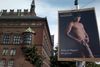 Løsgængeren John Erik Wagners valgplakater vækker opsigt i medier over det meste af verden, men ikke alle tør vise hans plakat ucensureret.