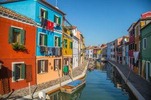 Et mindre hektisk Venedig kan opleves med en sejltur til nogle af de mange interessante øer, der ligger et stenkast væk: kirkegårdsø­en San Michele, glasøen Murano, den næsten forladte ø Torcello samt smukke Burano, hvor hvert eneste hus er malet i stærke farver.