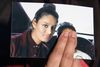 En søster viser et billede af den yngre søster, Shamima Begum, som teenager i Storbritannien, kort inden hun som 15-årig rejste til Syrien sammen med to veninder og giftede sig med en kriger fra Islamisk Stat. Foto: Pool New/Reuters