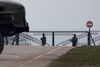 Uidentificerede soldater tog fredag opstilling ved indgangen til militær-lufthavnen nær Sevastopol.