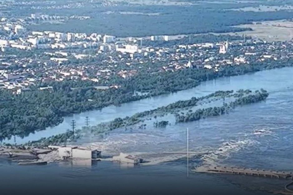 Hundredvis af hjem evakueres efter sprængning af dæmning i det sydlige Ukraine. Det står tydeligt frem, at ødelæggelserne er store