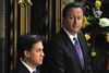 Stemningen er tilspidset mellem premierminister David Cameron (t.h.) og hans udfordrer til posten som Englands regeringsleder, Ed Miliband fra Labour. Årsagen er en tv-debat før valget senere på året.