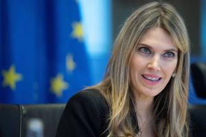 EU-Parlamentet stemmer for at fratage Eva Kaili rollen som vicepræsident i parlamentet efter korruptionssag.