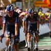 Primoz Roglic omgivet af hjælpere fra det hold, han skiftede til i denne sæson for at opnå forløsningen i Tour de France. Nu virker drømmen langt væk. Foto: Molly Darlington