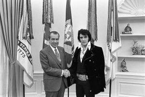 50 år siden: The King of Rock'n' Roll bad en tidlig morgen om et møde med USA's præsident, og stik imod almindelig praksis mødtes de to personligheder få timer senere på Richard Nixons kontor.