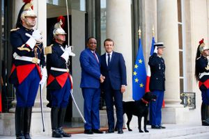 Præsident Emmanuel  Macron samme med Nigers præsident Mahamadou Issoufou før topmødet i Paris. Foto: Francois Mori/AP