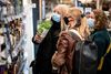 Hvis kontakttallet for eksempel er 0,5, betyder det, at det kun er hver anden smittede person, der giver smitten videre. Arkivfoto: Mads Claus Rasmussen/Ritzau Scanpix