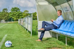 Selv mener sportsdirektøren, at han har klare beviser for, at det slet ikke kan lade sig gøre at køre frem for rødt, når den grønne pil for højresvingende slukkes i netop det kryds.