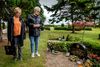Susanne Petersen og Lilli Jørgensen (tv.) mistede deres sønner Jimmi Petersen og Simon Jørgensen - begge fra Korsør - med halvanden måneds mellemrum i 2010. De har hjulpet hinanden videre i sorgen og er blevet gode venner. Sønnerne er stedt til hvile tæt på hinanden på Korsør Kirkegård, og når den ene mor sætter blomster ved sønnens grav, bliver der altid taget en blomst fra og sat ved den andens grav. Foto: Stine Bidstrup