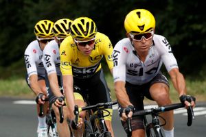 Chris Froome, som mange kender ham - iført den gule førertrøje og omringet af stærke hjælperyttere hos Team Sky under Tour de France i 2017. Arkivfoto: Christian Hartmann/Reuters