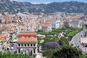 Flere af Jyske Banks velhaverkunder i Cannes (billedet) og resten af Sydfrankrig er endt i et retsopgør med banken, efter at den i en periode med valutauro tvangskonverterede kundernes lån fra schweizerfranc til euro.
