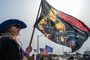 Selv den dommer, der har underskrevet ransagningskendelsen mod Donald Trump, har modtaget trusler. Nu spørger flere amerikanere i ramme alvor sig selv, om USA står over for en ny borgerkrig.