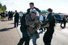 Flere gange forsøgte politiet at standse de 300 flygtninge og migranter for at få dem væk fra motorvejen i Sønderjylland. Foto: Rune Aarestrup Pedersen