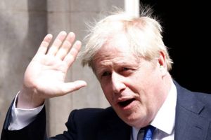 Boris Johnson har ikke officielt meldt sig på banen i konservativ formandskamp. Nu flyver han dog til London.