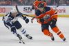 USA fritager professionelle sportsudøvere for et forbud mod at rejse ind i landet, som er indført i kampen mod coronavirusset. Her ses danskeren Nikolaj Ehlers (27) i aktion mod Edmonton Oilers, inden NHL-sæsonen blev suspenderet i marts. Arkivfoto: Perry NElson/Ritzau Scanpix