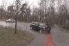 Den svenske cyklist reagerer voldsomt, da han er tæt på at kollidere med en bil. Nu viser det sig, at hele filmen er opstillet. Foto: Autentisk TV