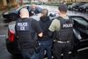 Betjente fra den føderale migrationsmyndighed, ICE, gennemførte i sidste uge en razzia i Oakland, Californien. Foto: AP/Charles Reed