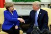 Tysklands forbundskansler, Angela Merkel, er ankommet til Det Hvide Hus, hvor hun er blevet mødt af den amerikanske præsident, Donald Trump, med et kindkys og et håndtryk. Foto: Evan Vucci
