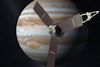 Juno flyver 4.000 kilometer over Jupiters overflade, når den er tættest på. Målet er blandt andet at måle gasgigantens ekstreme magnetfelt. Foto: NASA