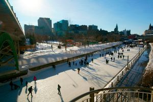 Selv om den hårde canadiske vinter har et fast greb om landets hovedstad, Ottawa, så er der masser at opleve i byen både udendørs og indendørs.