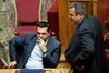 Den græske premierminister, Alexis Tsipras, er så politisk svækket, at han i realiteten ikke er sikker på at vinde en mistillidsafstemning i parlamentet. Foto: Yannis Liakos/AP