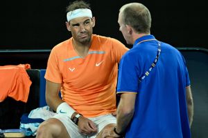 Hårdt plaget af en skade i hoften tabte Rafael Nadal 0-3 i sæt til Mackenzie McDonald i Australian Open. 