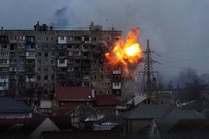 An apartment building explodes after a Russian army tank fires in Mariupol, Ukraine, Friday, March 11, 2022. (AP Photo/Evgeniy Maloletka) Foto: Evgeniy Maloletka/ap/ritzau Scanpix