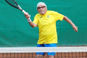 Den 98-årige Leonid Stanislavskyi holder gang i sin tenniskarriere, selv om han sidste år måtte flygte fra krigen i Ukraine.