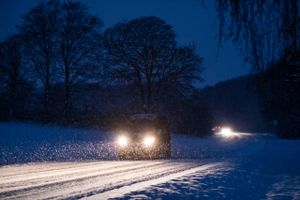 Kør tidligt, kør forsigtigt eller hold bilen parkeret hjemme, lyder Vejdirektoratets råd inden snevejr onsdag.