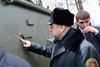 Oleksandr Turchynov fra det ukrainske forsvarsministerium inspicerer de nyankomne mandskabsvogne, som efter en istandsættelse skal indsættes i konflikten i Østukraine.