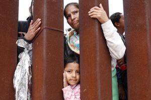 Antallet af migranter er ifølge de amerikanske myndigheder faldet ved grænsen til Mexico, efter USA strammede reglerne for at komme ind i landet.