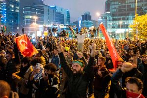 Aldrig før har de sociale medier haft så stor en rolle i kampen om sandheden – og den er som bekendt det første offer under en krig.