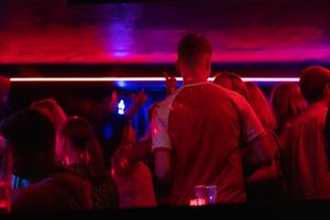 Midt- og Vestjyllands Politi ser fordele i at lukke nattelivet tidligere. Politisk deler forslaget vandene.