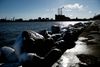 Vind og lave temperaturer vil sende hele Danmark i fryseren i de kommende dage. Billedet her er fra Svanemølleværket i København. Foto: Liselotte Sabroe/Scanpix