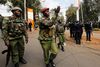 Kenyanske politimænd nær hotelkomplekset Dusit i Nairobi, som blev angrebet tirsdag. Op til 700 civile er ifølge præsidenten evakueret fra hotelkomplekset. Foto: Thomas Mukoya/Reuters