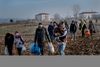 Flygtninge og migranter fra bl.a. Syrien, Irak, Afghanistan og mange lande i Afrika forsøger i disse dage at krydse grænse fra Tyrkiet til Grækenland ved byen Edirne.Foto: Casper Dalhoff