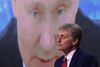 I Moskva afviser sikkerhedstjenensten FSB at stå bag forgiftning af oppositionslederen Aleksej Navalnyj. Dmitrij Peskov, som er Putins talsmand, siger til journalister tirsdag, at han mener, at Navalny må have mentale problemer. Vi kan sige, at patienten (Navalnyj) lider af udtalt forfølgelsesvanvid. Vi kan også sige klart, der er sikre tegn på storhedsvanvid, siger Peskov. Foto: Natalia Kolesnikova/Ritzau Scanpix