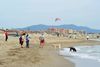 Udgangsreglerne er så småt ved at blive lempet i Italien. I weekenden kørte mange italienere til stranden for første gang i ugevis. Foto: Jennifer Lorenzini/Reuters