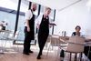 Køkkenchef Bjørn Madsen og tjenerne på Art Restaurant sørger for at sprede en meget behagelig og afslappet atmosfære i restauranten, der i sommermånederne holder til i Sunset Lounge. Her har Olafur Eliassons værk ”Your condensation” ellers stået, men det er nu flyttet til nabolokalet Sky Lounge. Fotos: Thomas Emil Sørensen