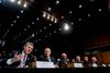 USA's topspionchefer ved en høring i Den amerikanske Kongres: fra venstre FBI-chef Christopher Wray, CIA-direktør Mike Pompeo, direktør for National Intelligence Dan Coats, chef for forsvarets efterretningsagentur Robert Ashley, chef for National Security Agency Michael Rogers og chef for National Geospatial-Intelligence Agency, Robert Cardillo. Foto: AP/Andrew Harnik