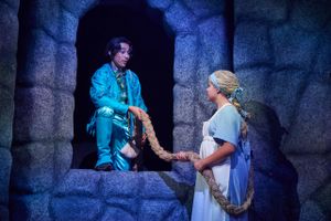 Eventyrteatret sætter i en ny musicalversion af Grimm-fablen “Rapunzel“ spot på mangfoldighed og på unge menneskers styrke til at gå imod strømmen. 